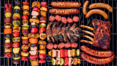 Variedad de carnes, pescados y verduras en una parrilla de barbacoa