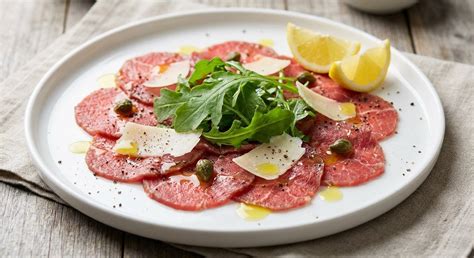 Plato de carpaccio de cecina con parmesano y rúcula