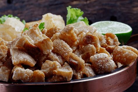 Chicharrones de cerdo recién hechos