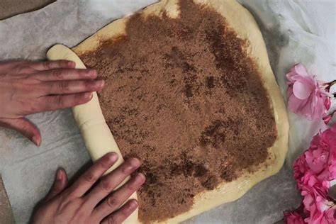 Estirando la masa para los cinnamon rolls