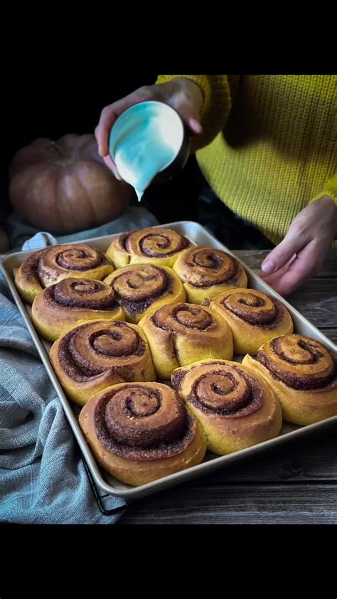 Cinnamon rolls horneándose en el horno