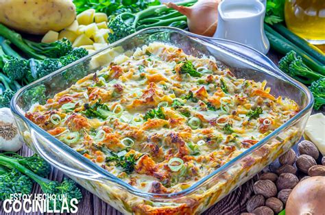 Ilustración de pechuga de pollo con bechamel y pan rallado, lista para freír