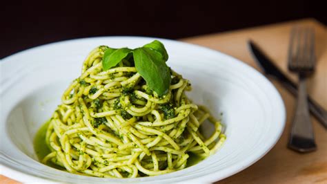 Pasta mezclada con salsa pesto