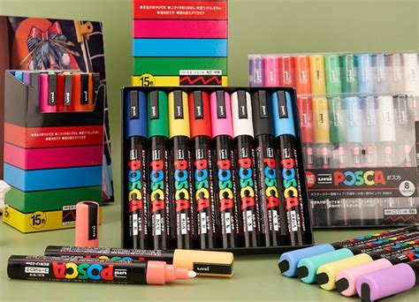 Persona utilizando un rotulador Posca sobre una superficie de madera
