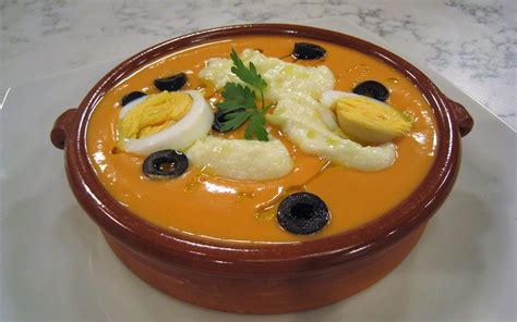 Salmorejo de naranja con bacalao y aceitunas negras