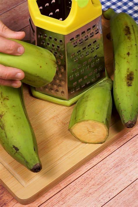 Plátanos verdes cocinándose en una sartén
