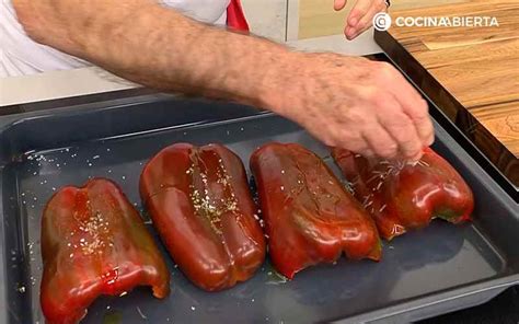 Pimientos asándose directamente sobre la llama
