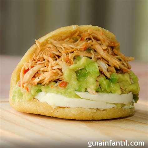 Arepa rellena de carne y aguacate