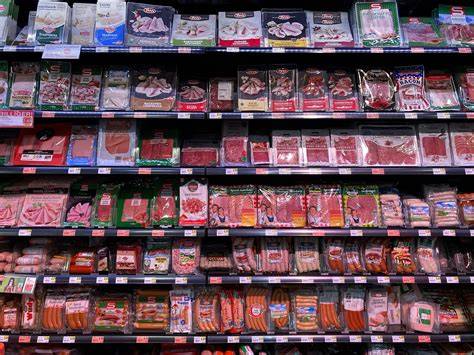 Variedad de embutidos en un supermercado HiperDino