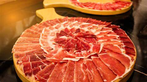 Lonchas de jamón serrano y jamón ibérico