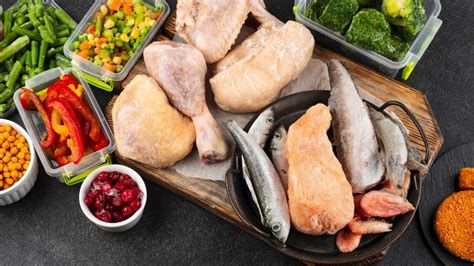 Variedad de platos escabechados: pescado, pollo y caza
