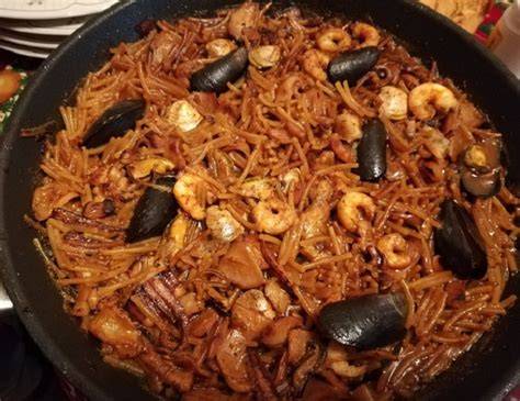 Fideuá de marisco recién salida del horno