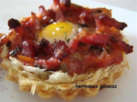 Tartaletas de hojaldre con huevo y bacon