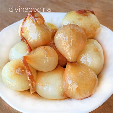 Cebollitas glaseadas en un cazo