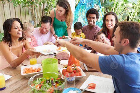 Familias disfrutando de una comida en Ginos