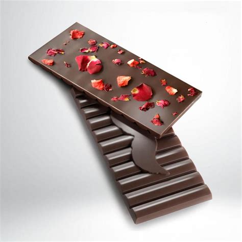 Tableta de chocolate con pétalos de rosa