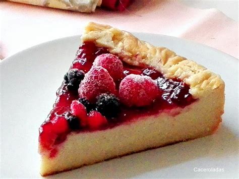 Tarta de queso cremosa con mermelada de frutos rojos