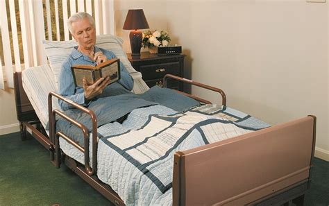 Persona cuidando a un ser querido postrado en cama