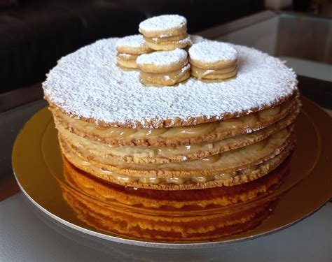 Plato tradicional de Torta de Alfajor con obleas decorado con frutos secos