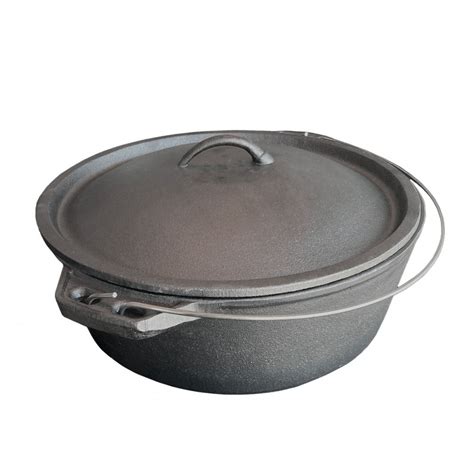 Persona limpiando una olla de hierro fundido con esponja suave