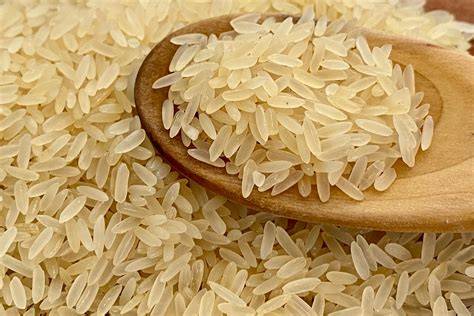 Vasitos de arroz precocido en el supermercado