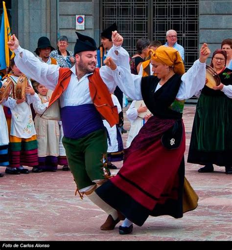 Danza tradicional asturiana con trajes típicos