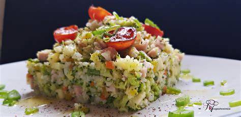 Cuscús de coliflor con brócoli y vegetales frescos