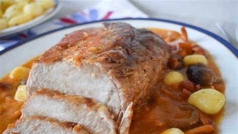Lomo de cerdo en salsa con guarnición de setas y patatas