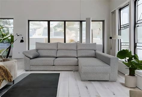Salón con sofás berenjena y cojines grises