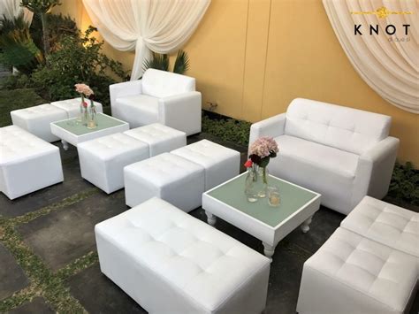 Sofás berenjena en un evento lounge