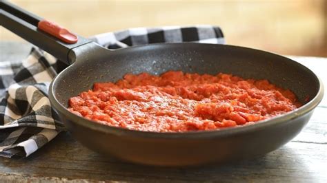 Tomate frito casero en una sartén