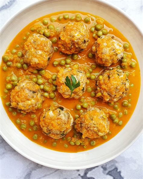 Albóndigas en salsa de verduras con guisantes