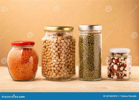 Conservas caseras de legumbres en frascos de vidrio