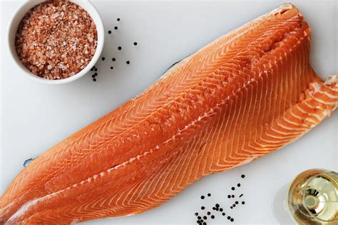 Filete de salmón con piel listo para cocinar