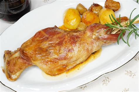 Cordero lechal asado entero en una bandeja