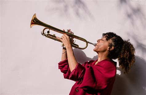 Trompetista tocando un solo de trompeta en un concierto de salsa