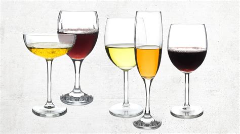 Copas de vino blanco con diferentes platos de pollo