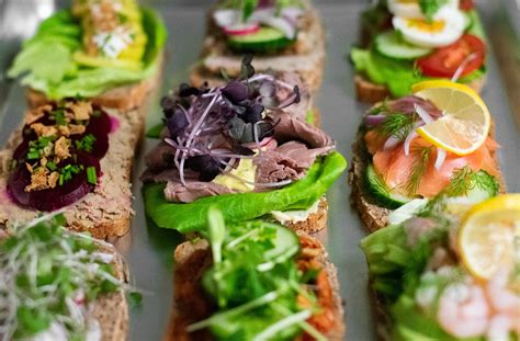 Variedad de smørrebrød daneses con diferentes ingredientes