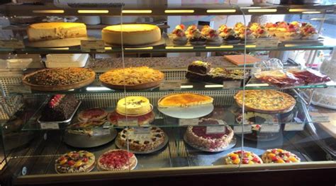 Exposición de pasteles y repostería danesa en una panadería