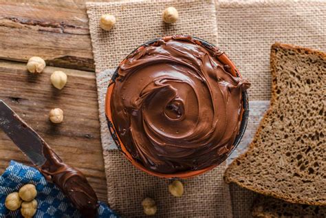 Crema de avellanas y cacao casera untada en pan