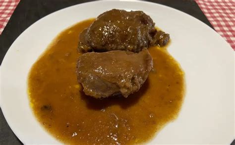 Olla lenta con carrilleras de cerdo cocinándose