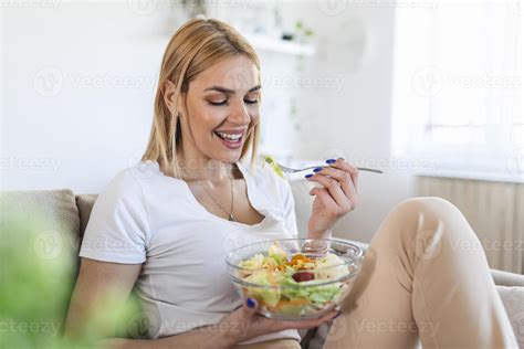 Mujer comiendo un crepe saludable con frutas y yogur