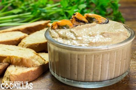 Paté de mejillones y gambas con aguacate servido con bastones de verduras