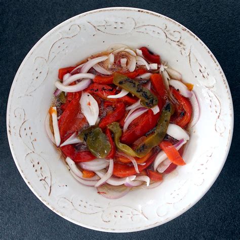 Pimientos asados y tomates listos para la ensalada cocha