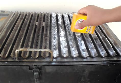 Diagrama mostrando los pasos para limpiar una parrilla de cocina