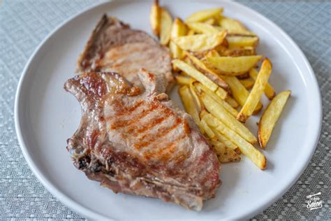 Chuletas de cerdo a la plancha con salsa de frambuesas