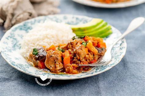 Plato de cerdo guisado con berenjena estilo dominicano