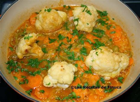 Coliflor rebozada en salsa de tomate emplatada