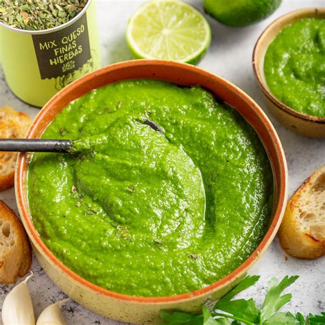 Mojo verde canario en un bol con hierbas frescas