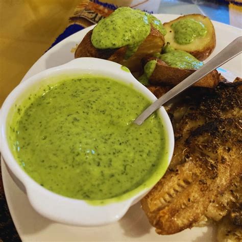 Pescado asado con mojo verde